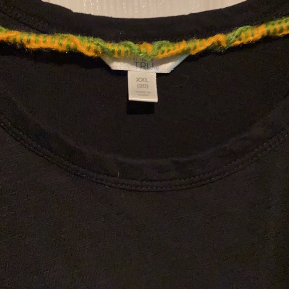 Black round neckline short sleeves tee w/odd hem - Picture 2 of 7